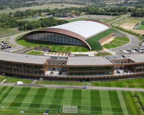 Leicester City, Premier Lig'den düşerek büyük bir hayal kırıklığı yarattı