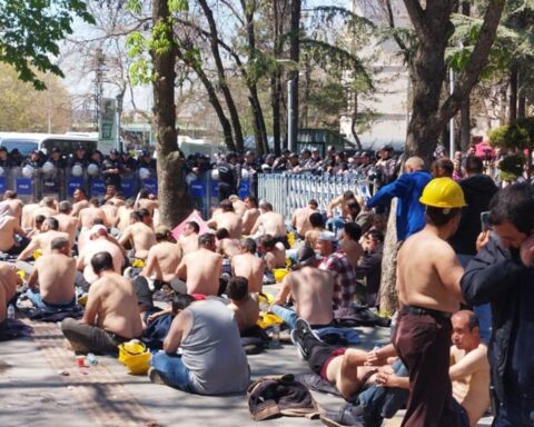 Maaşlarını Alamayan Madenci İşçiler Hakkını Arıyor