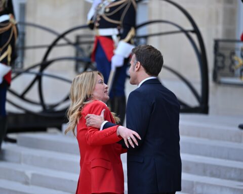 Macron'un Meloni ile Samimi Karşılama Töreni Uluslararası Zirveyi Gölgeledi