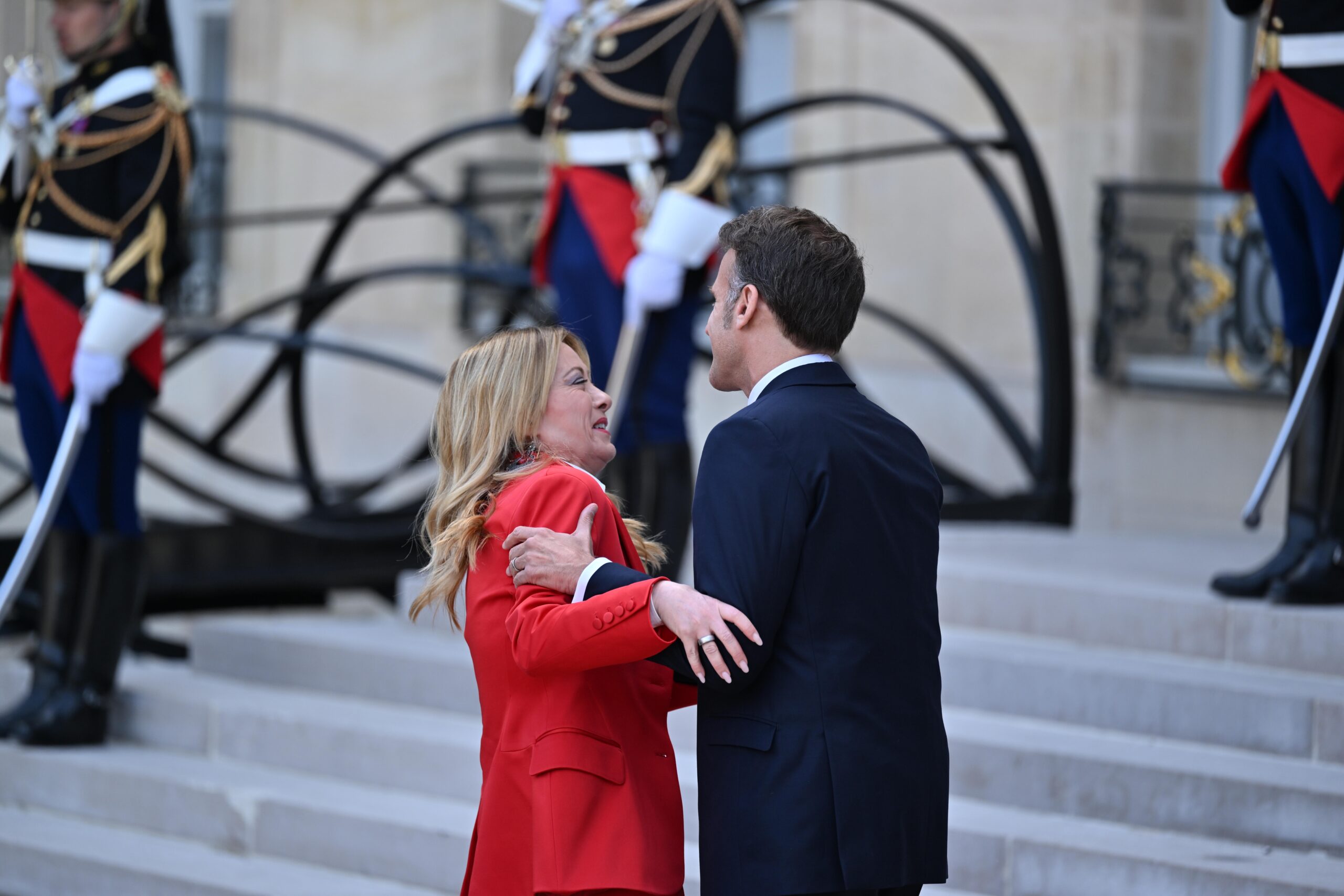Macron'un Meloni ile Samimi Karşılama Töreni Uluslararası Zirveyi Gölgeledi