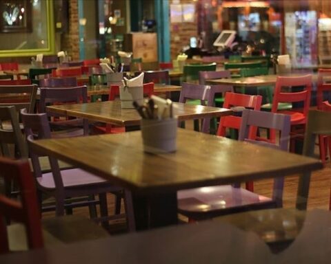 Madrid'deki kafe, masaların birleştirilmesi için harcama şartı getirdi