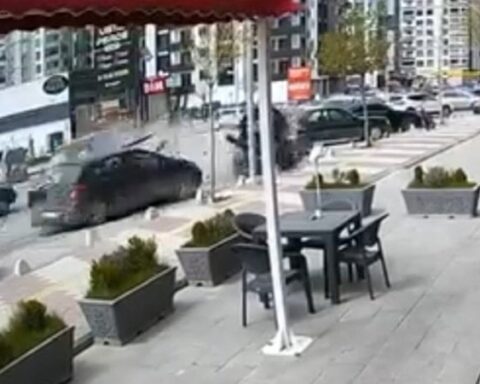 Malatya'da Kontrolü Kaybeden Araç Park Halindeki Araçlara Çarptı