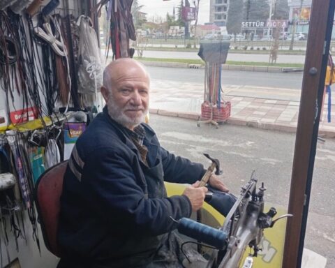 Malatya'da Usta Ayakkabı Tamircisi Gençlere Meslek Edinme Çağrısı Yapıyor