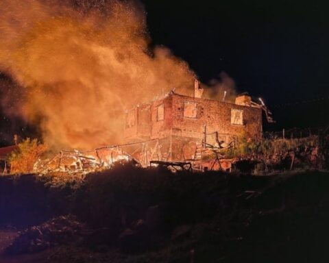 Manisa'da kontrol altına alınan ev yangını mahalle halkını seferber etti