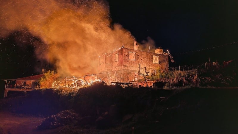 Manisa'da kontrol altına alınan ev yangını mahalle halkını seferber etti