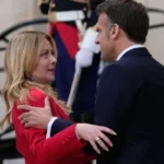 Meloni'nin Paris'teki Basın Toplantısında Macron'dan Sürpriz Karşılama