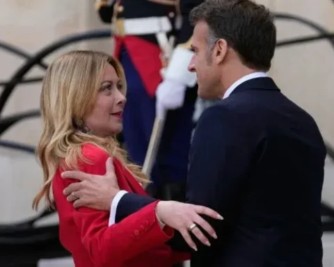 Meloni'nin Paris'teki Basın Toplantısında Macron'dan Sürpriz Karşılama
