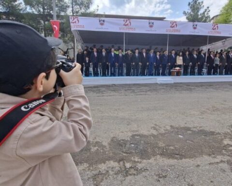 Minik Gazeteci İbrahim Efe, 23 Nisan Kutlamalarında Dikkatleri Üzerine Çekti