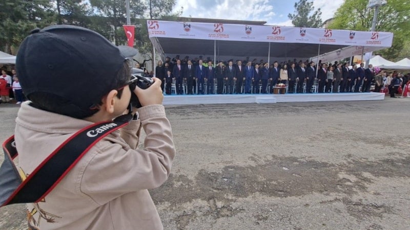 Minik Gazeteci İbrahim Efe, 23 Nisan Kutlamalarında Dikkatleri Üzerine Çekti