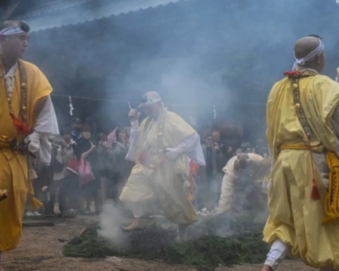 Miyajima Adası'nda geleneksel Hiwatari Shinji ritüeli gerçekleştirildi