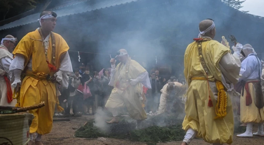 Miyajima Adası'nda geleneksel Hiwatari Shinji ritüeli gerçekleştirildi