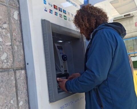 Müzisyen, Zonguldak'ta ATM'de Unutulan 13 Bin Lirayı Zabıta'ya Teslim Etti