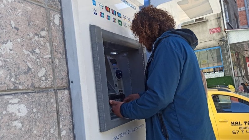 Müzisyen, Zonguldak'ta ATM'de Unutulan 13 Bin Lirayı Zabıta'ya Teslim Etti