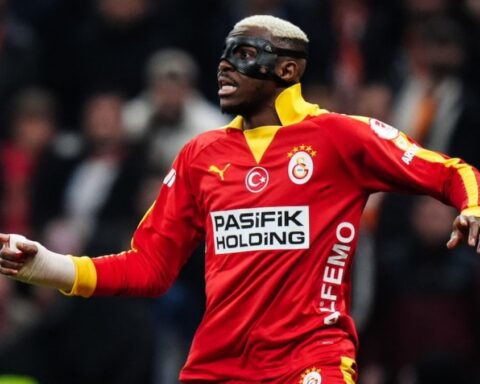 Osimhen, Galatasaray'ın teknik direktörü Günay Güvenç'e destek sundu