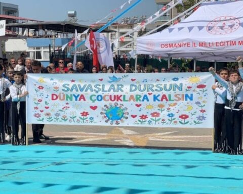 Osmaniye'de Çocukların Barış Çağrısı: Savaşlar Dursun, Dünya Çocuklara Kalsın