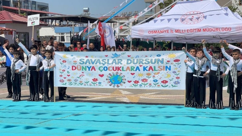 Osmaniye'de Çocukların Barış Çağrısı: Savaşlar Dursun, Dünya Çocuklara Kalsın