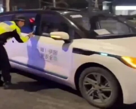 Otonom robotaksilerde sistem arızası, yolcuları 90 dakika boyunca mahsur bıraktı