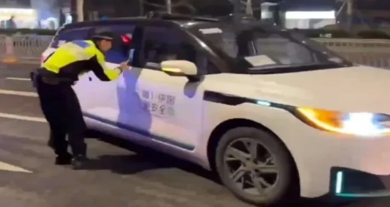 Otonom robotaksilerde sistem arızası, yolcuları 90 dakika boyunca mahsur bıraktı