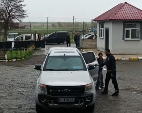 Polis ekipleri, kimliğini unutan öğrenciyi sınavına yetiştirdi