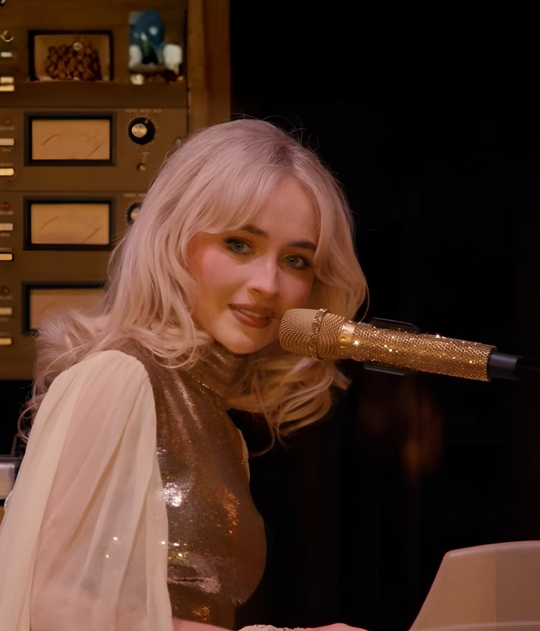 Sabrina Carpenter'ın Coachella'da Zılgıt Çeken İzleyiciye Verdiği Tepki Tartışmalara Neden Oldu