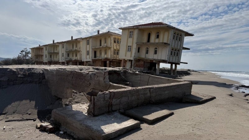 Sakarya'da Kıyı Erozyonu Nedeniyle Tahliye Edilen Villalardan Biri Eğimli Durumda