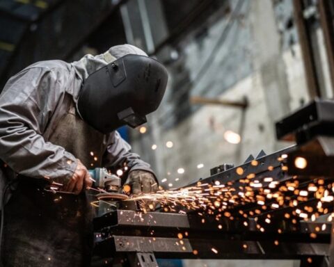 Sanayi üretimi şubatta yıllık yüzde 2,2 artış gösterdi