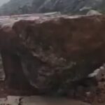 Şemdinli'de Heyelan Riski: Büyük Kaya Yolu Kapattı, Araçlar Mahsur Kaldı