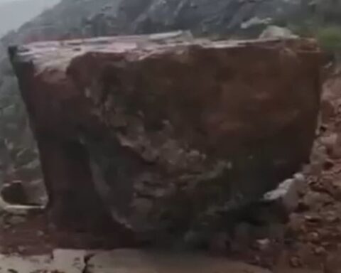 Şemdinli'de Heyelan Riski: Büyük Kaya Yolu Kapattı, Araçlar Mahsur Kaldı