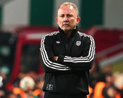 Sergen Yalçın, Beşiktaş'ta 100. Süper Lig maçına hazırlanıyor