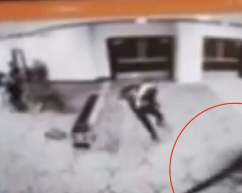 Silah sesleri ortasında davetliler içki çantalarına doldurdu