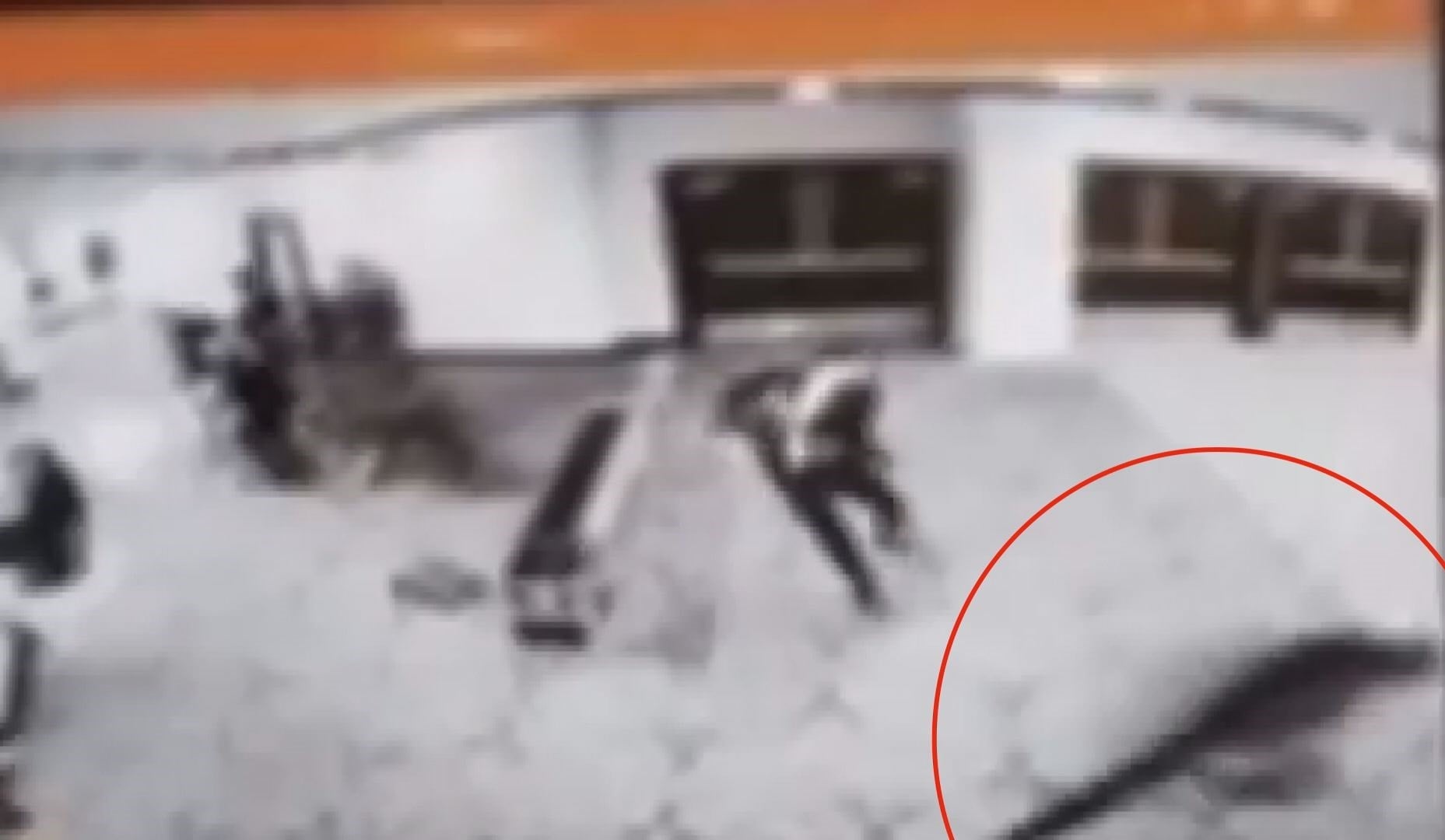 Silah sesleri ortasında davetliler içki çantalarına doldurdu