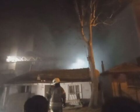 Silivri'de Gecekonduda Yangın Çıktı, İtfaiye Müdahale Etti