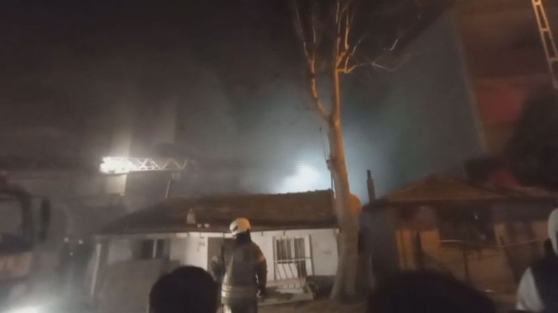 Silivri'de Gecekonduda Yangın Çıktı, İtfaiye Müdahale Etti