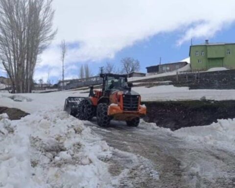 Şırnak'ta Nisan Ayı Sonunda Karla Mücadele Çalışmaları Devam Ediyor