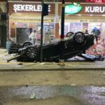 Sivas'ta Kontrolden Çıkan Otomobil, İki Dükkanı Hasara Uğrattı