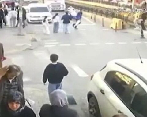 Sultangazi'de yayaya motosiklet çarpması güvenlik kamerasına yansıdı