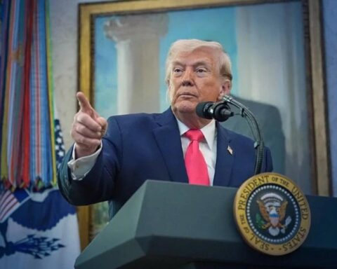 Trump, İran’a Hem Tehditte Bulundu Hem Anlaşma Çağrısında Bulundu