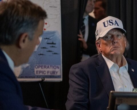 Trump, İran'ın Hürmüz Boğazı’nı Kapatma Kararını Değerlendiriyor; Savaş Riski Artıyor