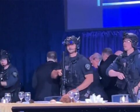 Trump, Silah Sesleri Nedeniyle Etkinlikten Hızla Uzaklaştırıldı