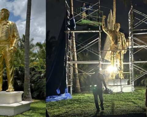 Trump’ın Miami'deki Golf Sahasında Yedim Metrelik Altın Heykeli Açıldı