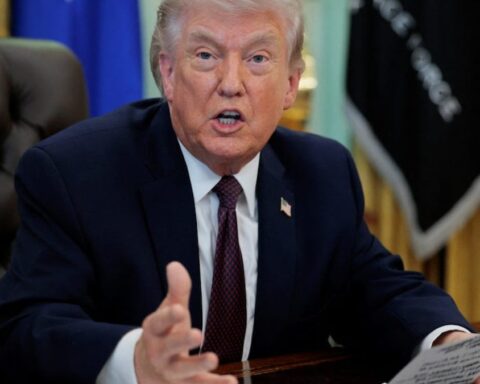 Trump'tan İran'a Hürmüz Boğazı'nda sert uyarı ve müzakereler öncesi beklentiler