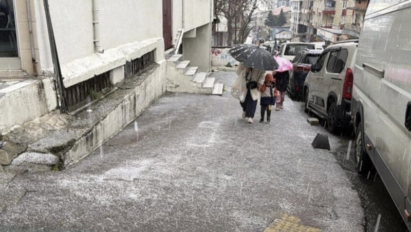 Türkiye Genelinde Sağanak Yağışlar Devam Edecek, Batıda Güneşli Hava Bekleniyor