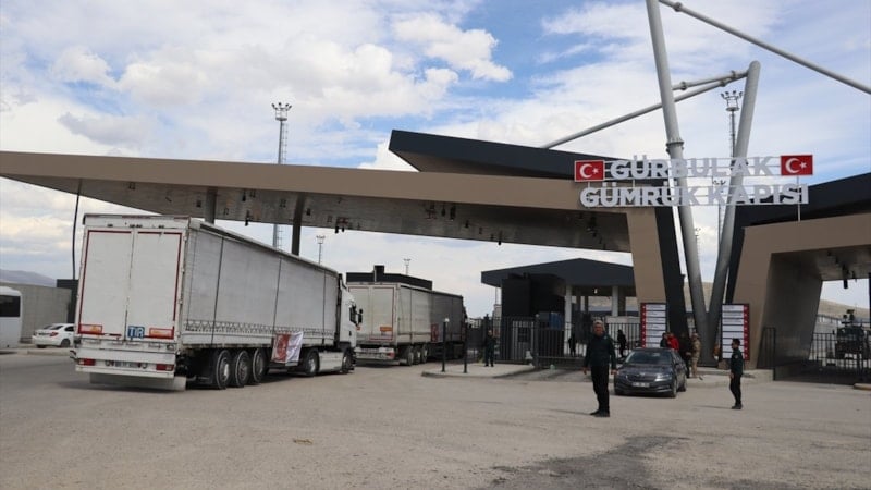 Türkiye’den İran’a tıbbi yardım sevkiyatı: 6 tır sınırı geçti