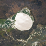 Uzaydan Görüntülenen Çad Gölü, Güneş Işığını Yansıtıyor