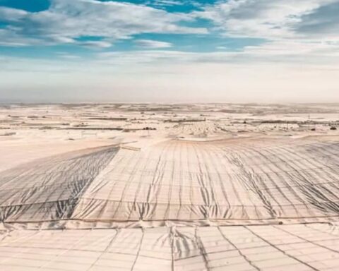 Uzaydan Gözlemlenen İspanya'nın Almería Seraları Parlak Beyaz Nokta Olarak Öne Çıkıyor