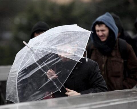 Yağışlı Hava Haftasonu Etkisini Sürdürecek, Sıcaklıklar Mevsim Normallerinin Altında Seyredecek