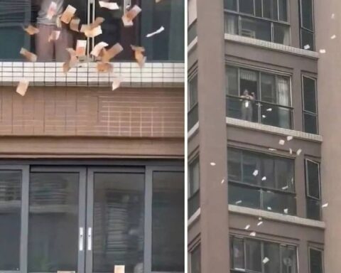 Yaşlı Kadın, Pencereden Para Saçtı: Sokakta İzdiham Yarattı