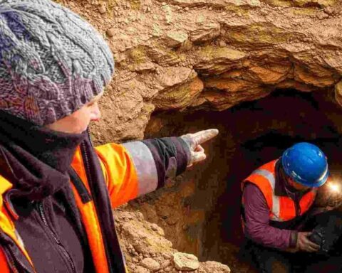 Yolda Açılan Çukur Alanda Antik Geçit ve Seramik Bulguları Ortaya Çıkardı