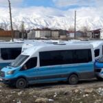 Yüksekova'da ulaşım ücretleri krizi: Servisçiler seferleri durdurdu