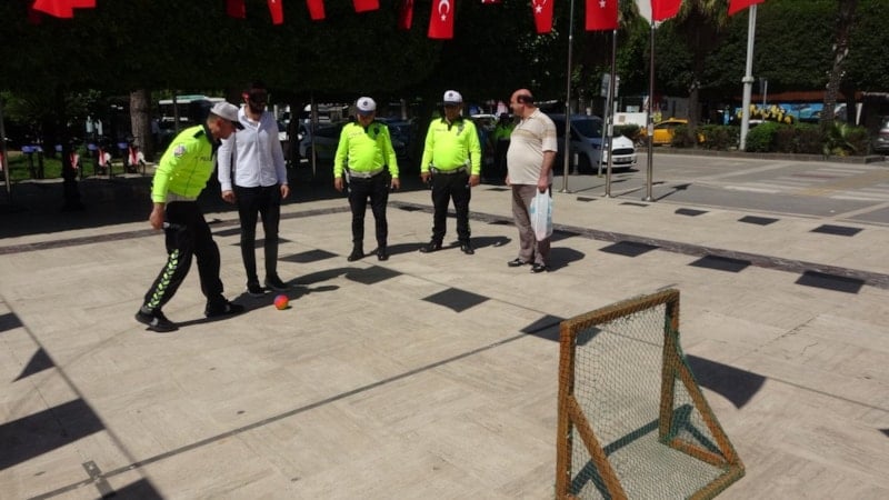 Adana'da Alkol Simülasyonu: Vatandaşlar Futbol Topuna Vuramıyor